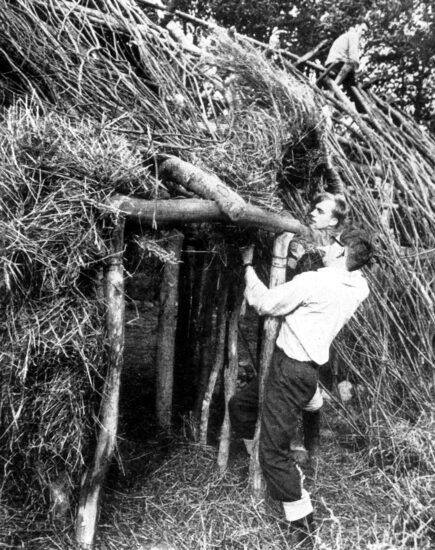 Tækning af taget på det første hus i "Lejre" ca. 1962 Kilde: Exarc