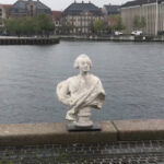 Stilbillede fra video af udsmidningen af Frederik V i Københavns Havn. Fra Ideoart.dk