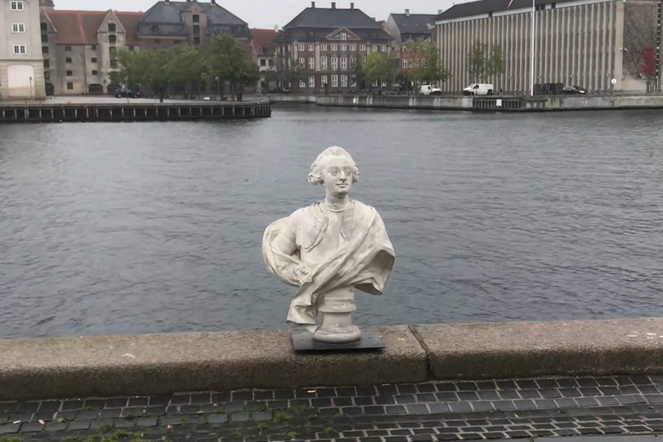 Stilbillede fra video af udsmidningen af Frederik V i Københavns Havn. Fra Ideoart.dk